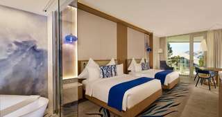 Отель Paragraph Resort & Spa Shekvetili, Autograph Collection Шекветили Номер Делюкс с 2 двуспальными кроватями, балконом и частичным видом на море-1